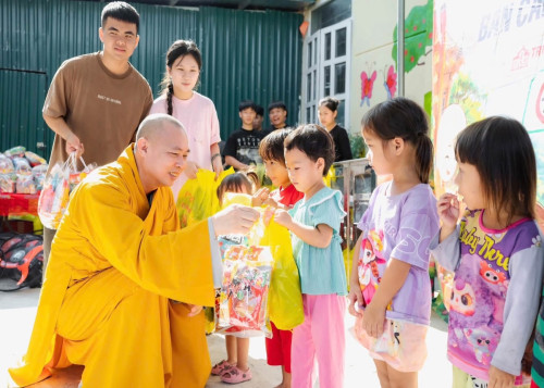 Tổ đình Thanh Hà và chùa Hồng Ân tổ chức Trung thu cho học sinh vùng cao tại Bản Cánh Cộng
